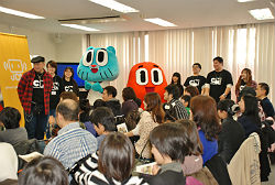 3　アニメのキャラクター、ガムボール（中央左）とダーウィン（中央右）、代々木アニメーション学院の生徒たちスタッフ.jpg